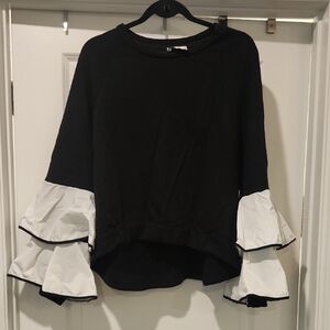 Chic Dixie Black and White Ruffle Sleeve Sweatshirt Size M!